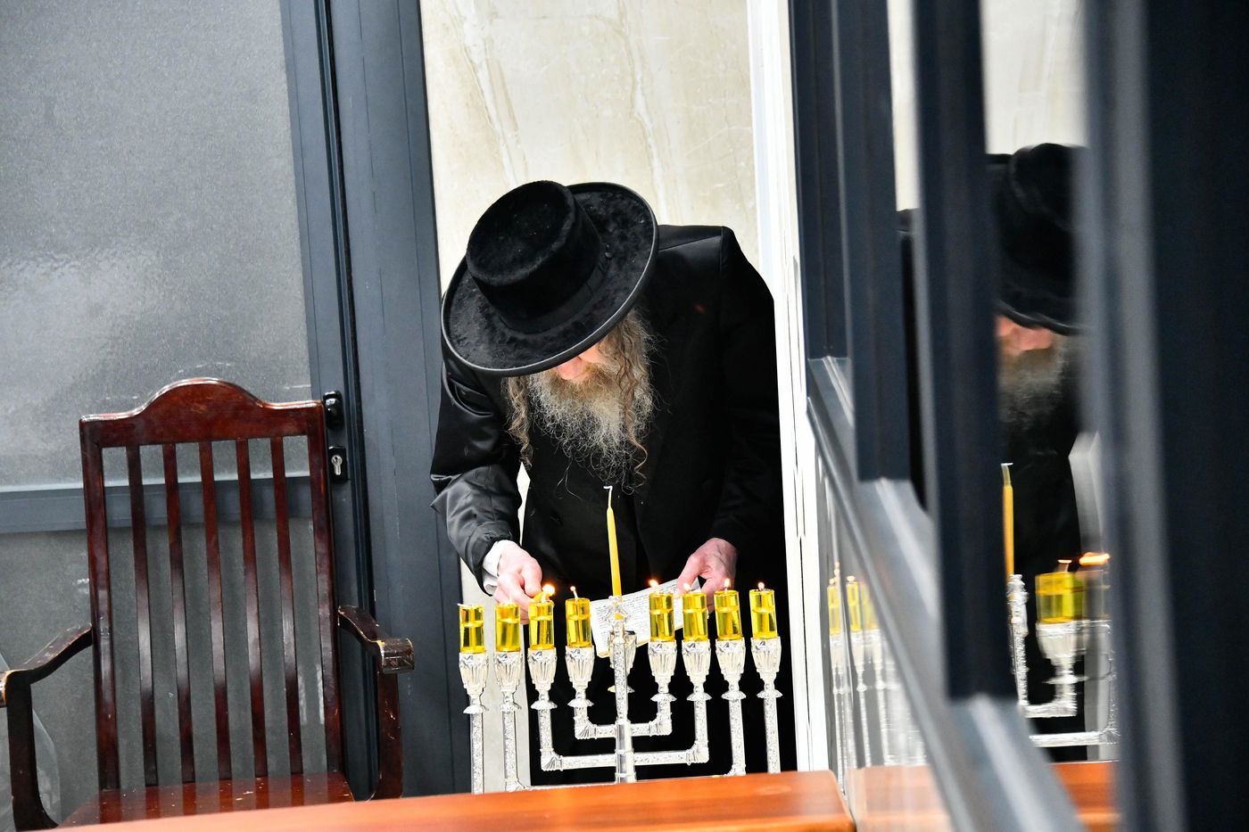 האדמו"ר מלעלוב ניקלשבורג בהדלקת נרות חנוכה