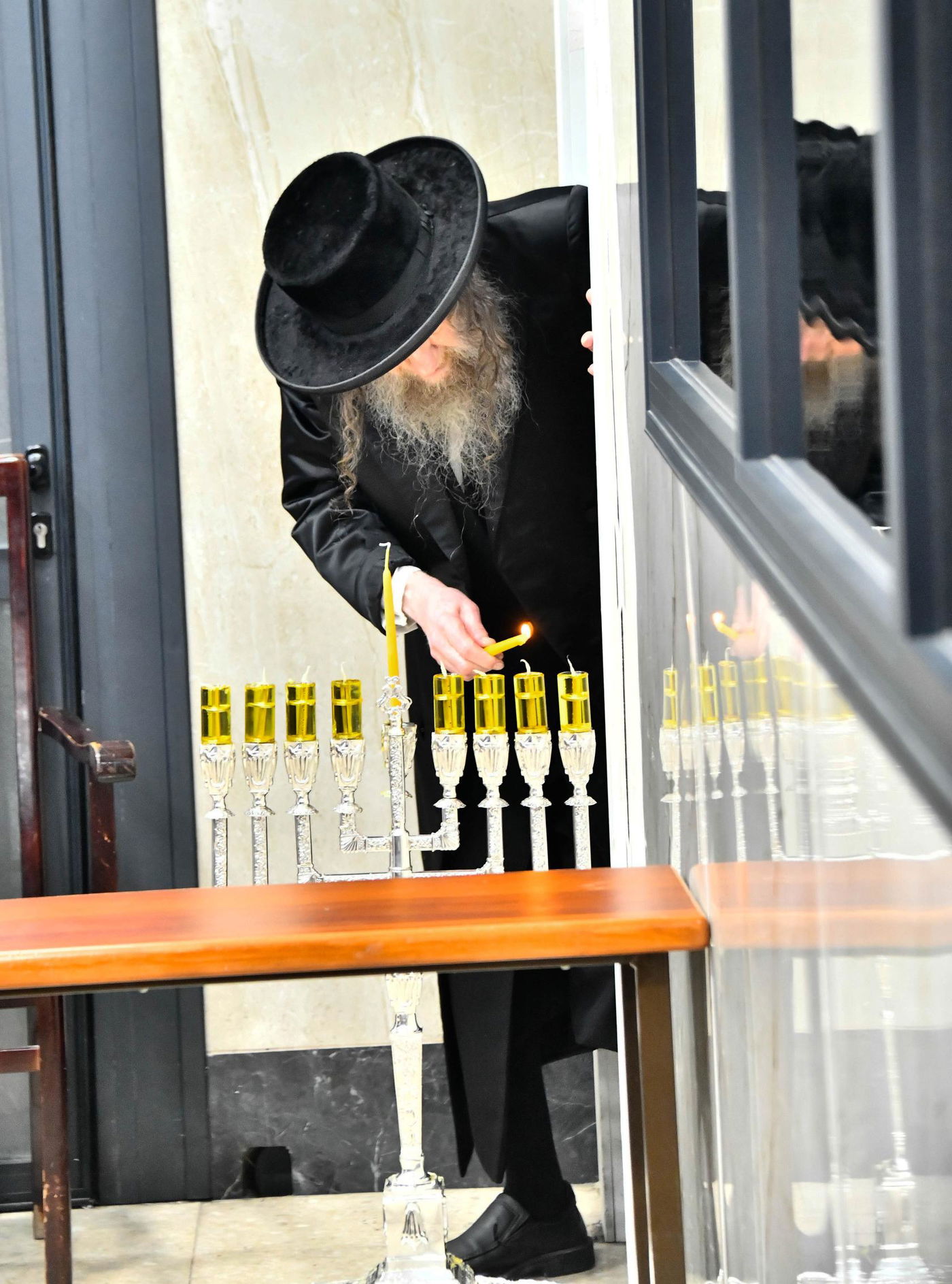 האדמו"ר מלעלוב ניקלשבורג בהדלקת נרות חנוכה