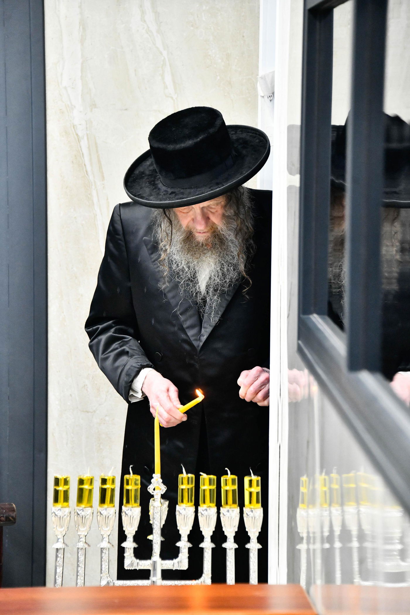 האדמו"ר מלעלוב ניקלשבורג בהדלקת נרות חנוכה