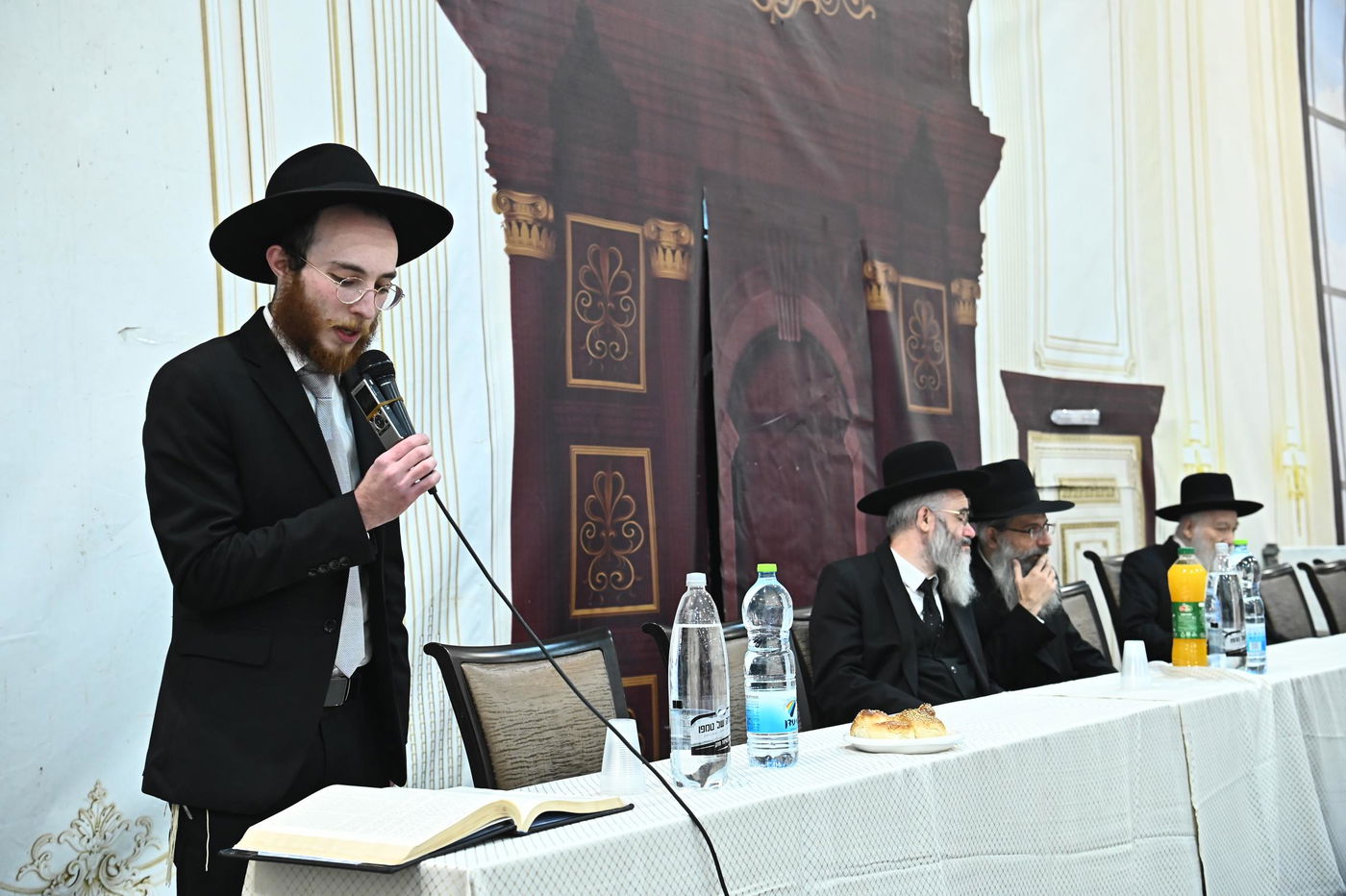 מסיבת חנוכה בישיבת פוניבז'