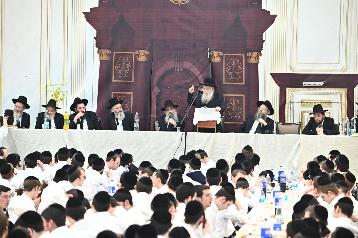 מסיבת חנוכה בישיבת פוניבז'