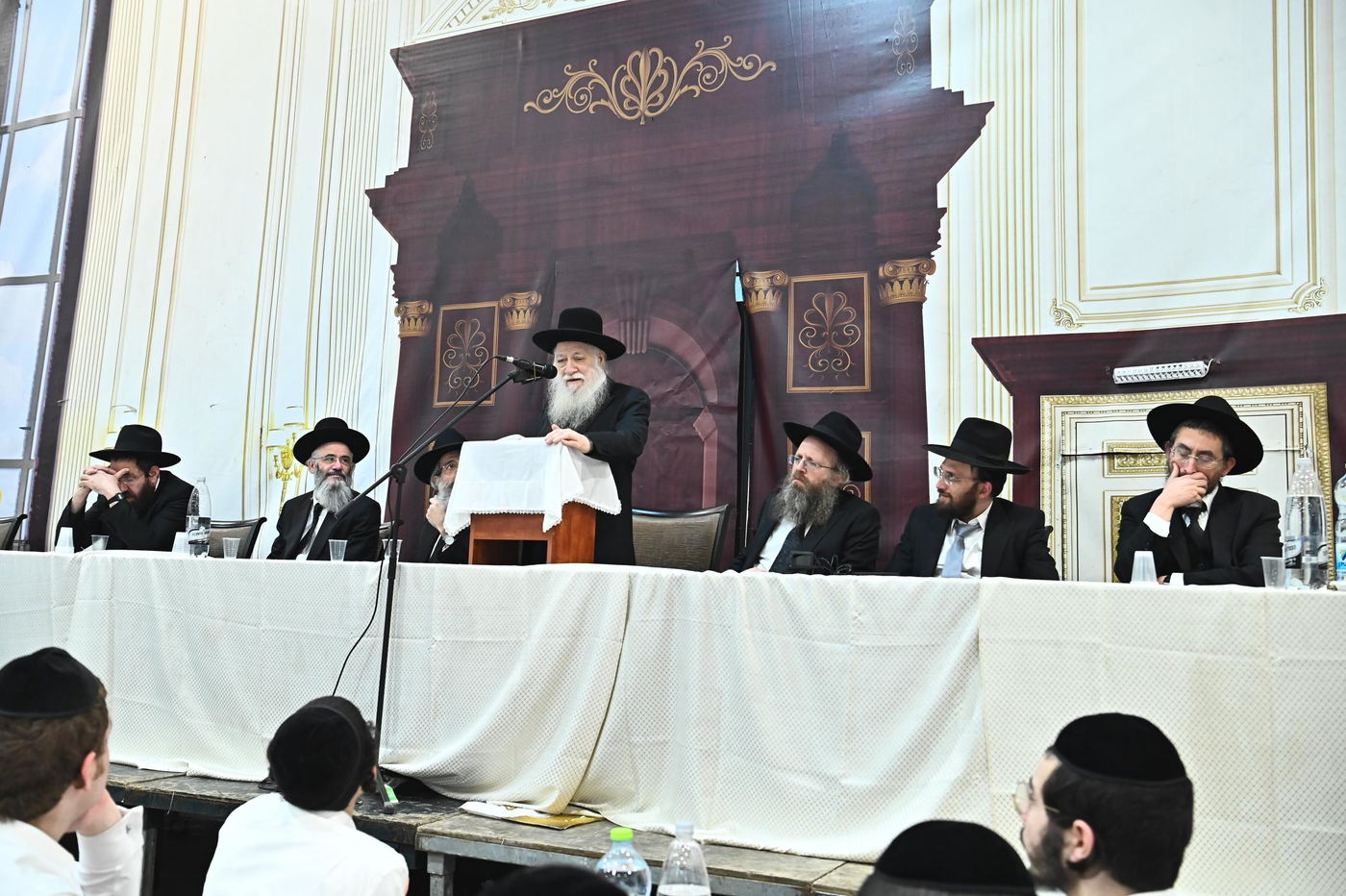 מסיבת חנוכה בישיבת פוניבז'