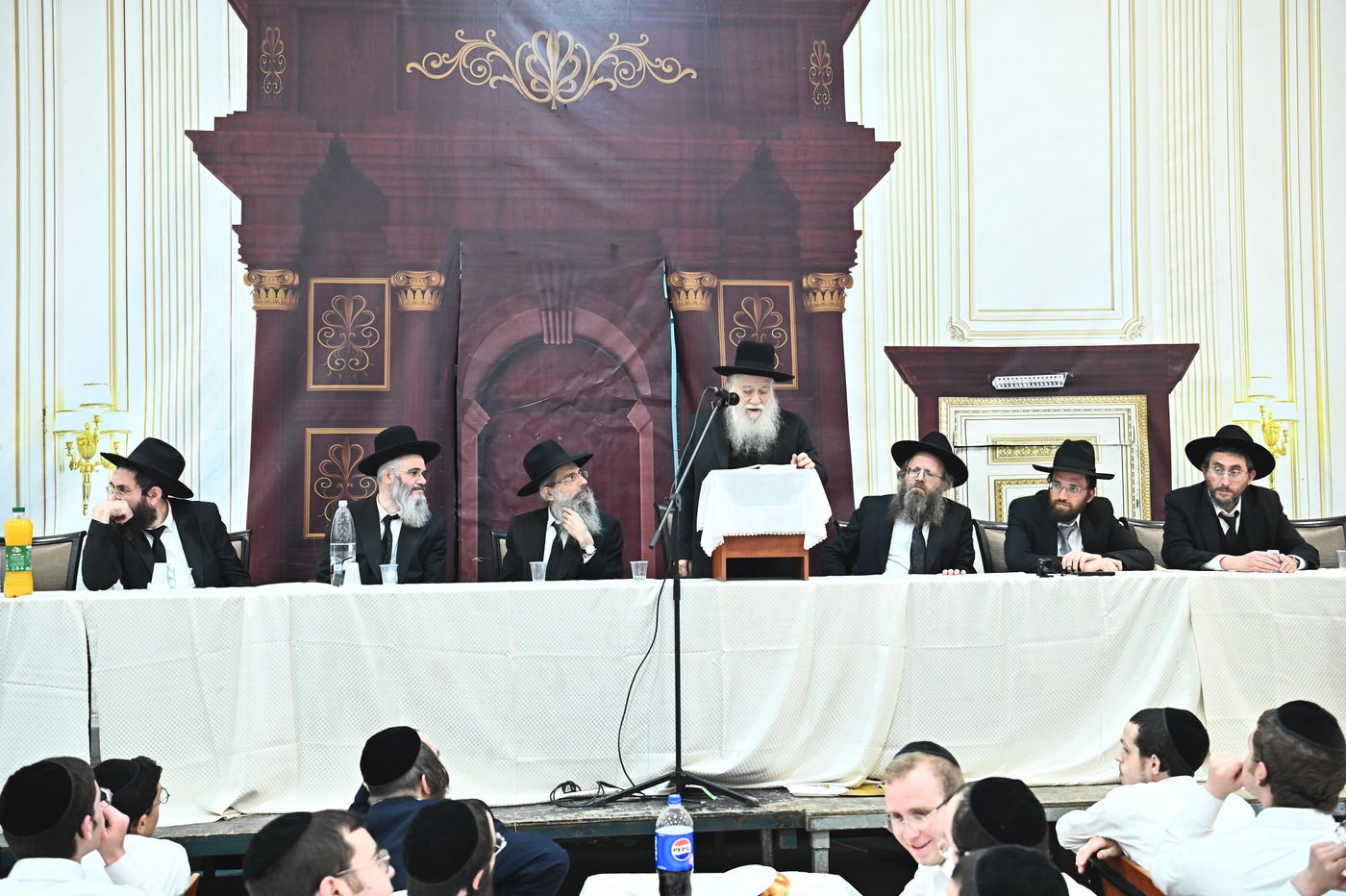 מסיבת חנוכה בישיבת פוניבז'