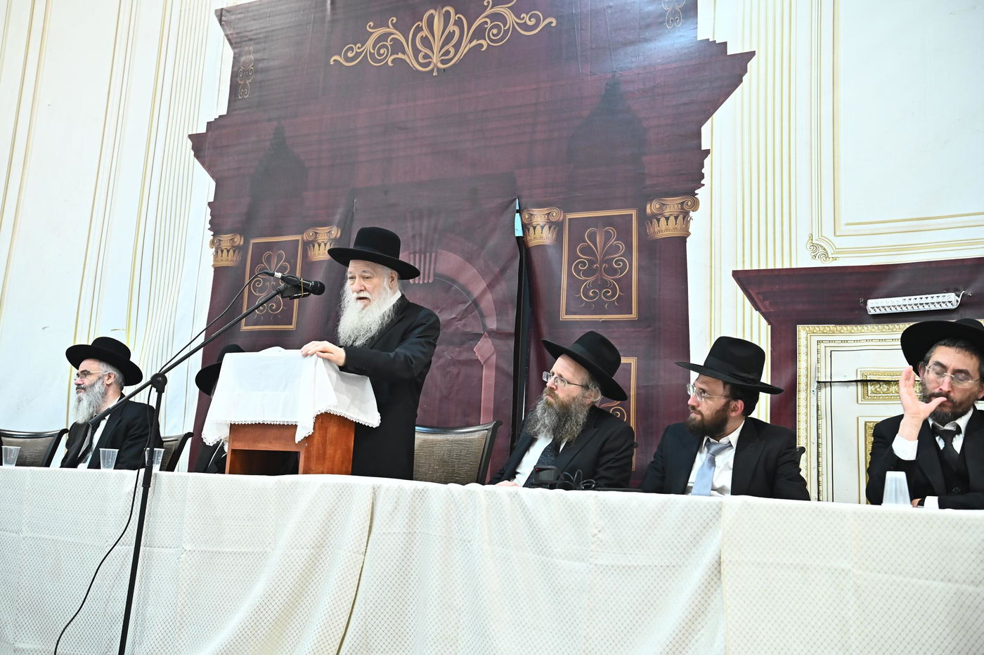 מסיבת חנוכה בישיבת פוניבז'