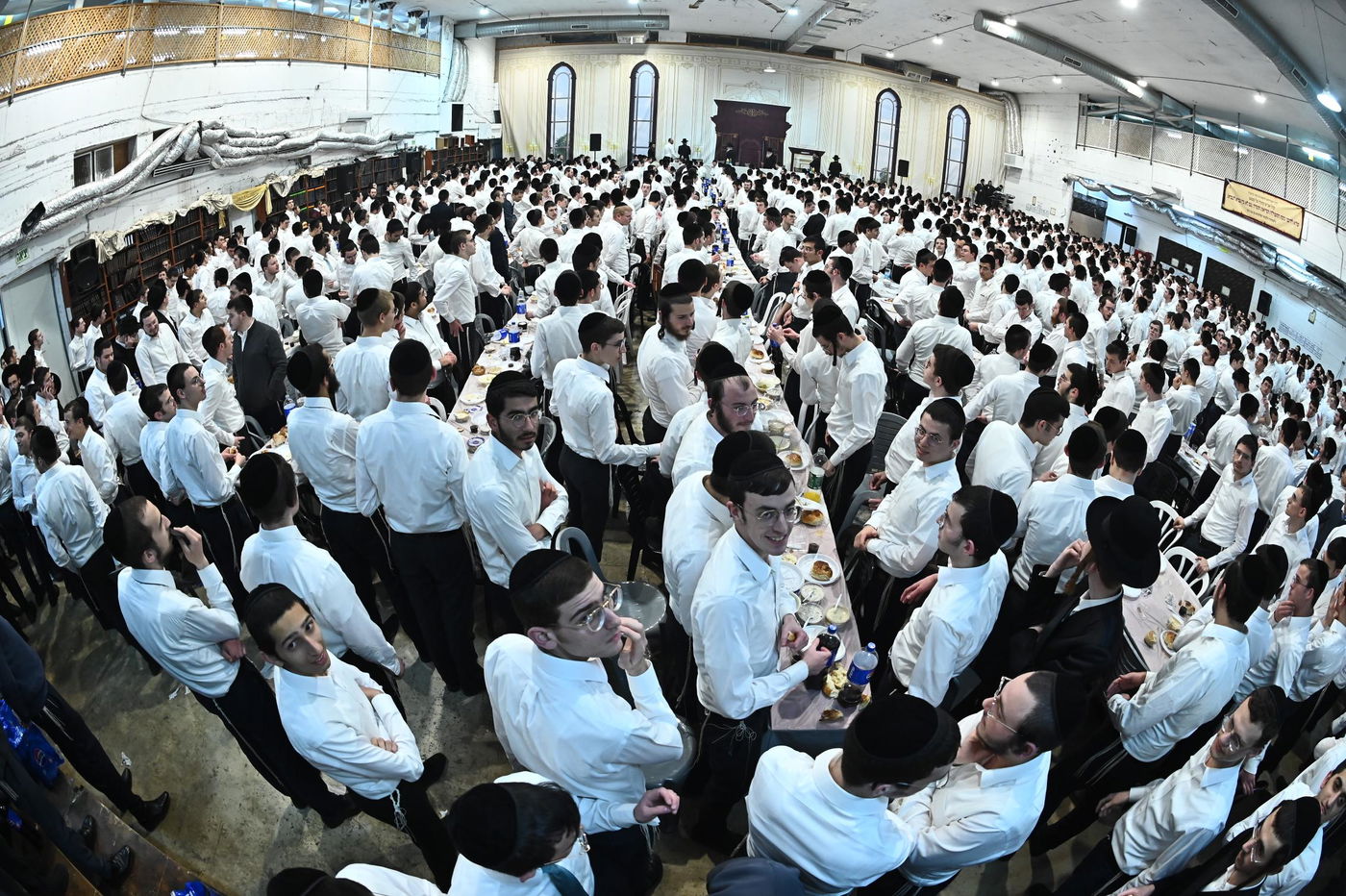 מסיבת חנוכה בישיבת פוניבז'