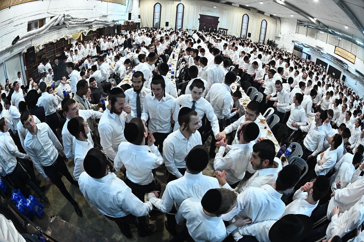 מסיבת חנוכה בישיבת פוניבז'