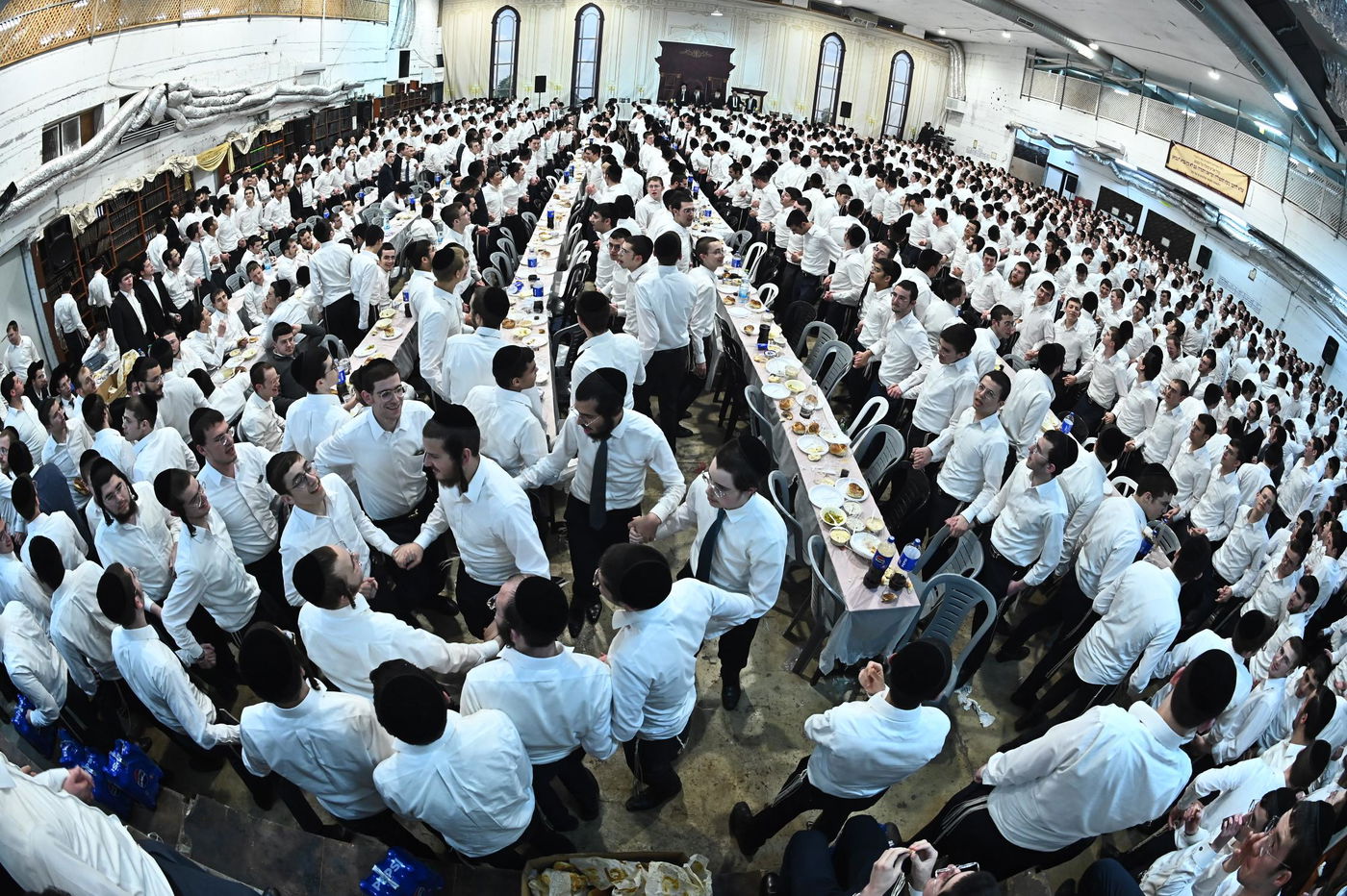 מסיבת חנוכה בישיבת פוניבז'