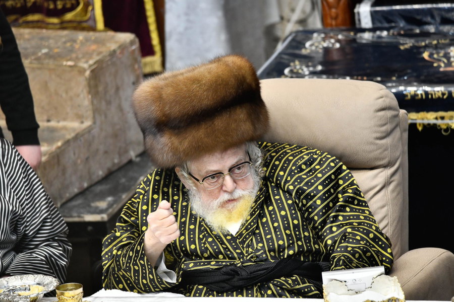 התרגשות במאה שערים: הרבי מתולדות אברהם יצחק הופיע עם ה'קאלפיק'