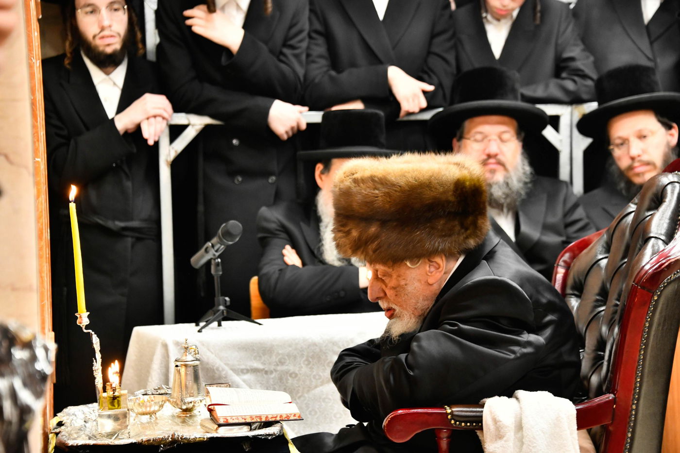 האדמו"ר מקופיטשניץ בהדלקת נרות חנוכה