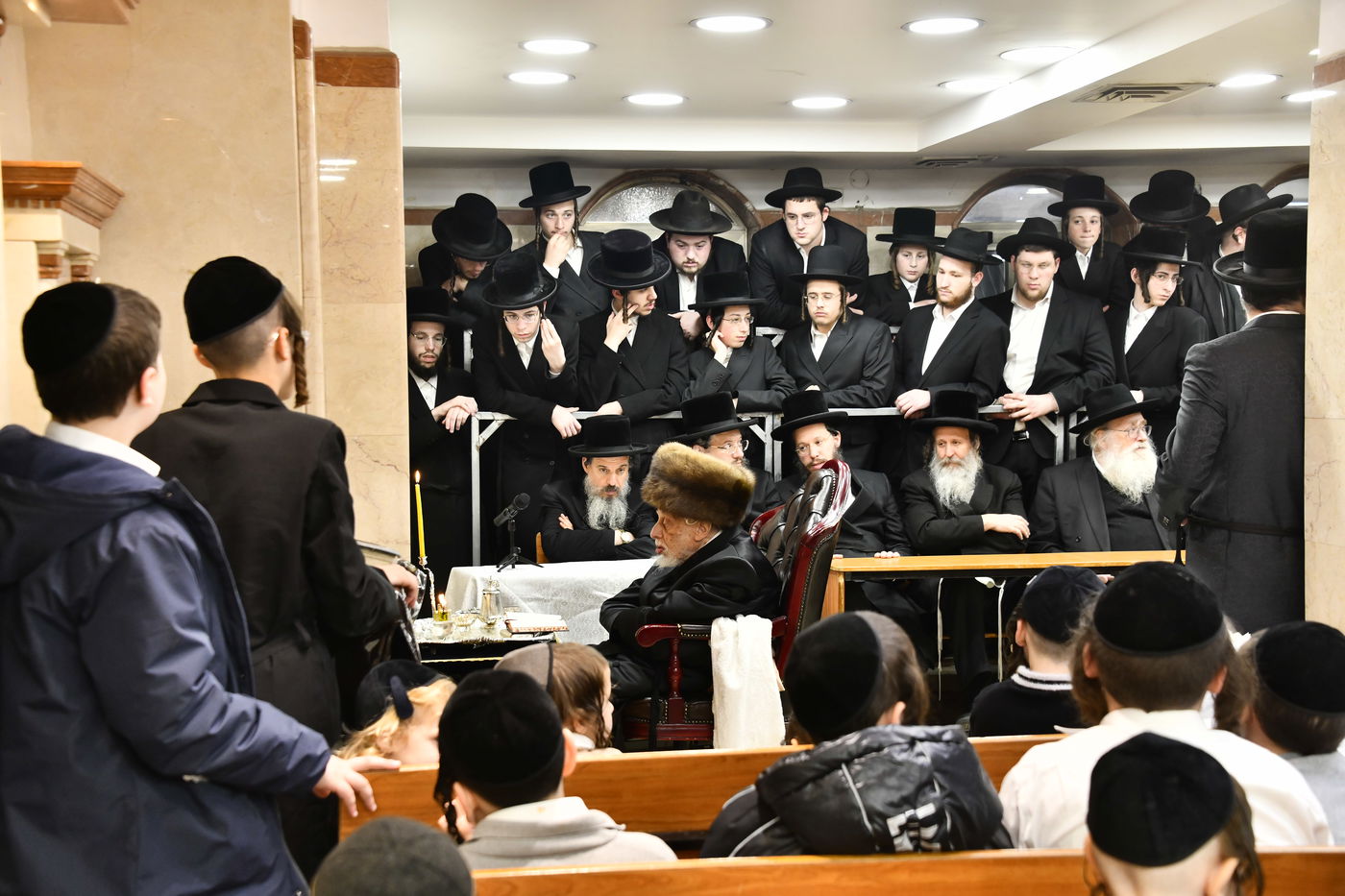 האדמו"ר מקופיטשניץ בהדלקת נרות חנוכה