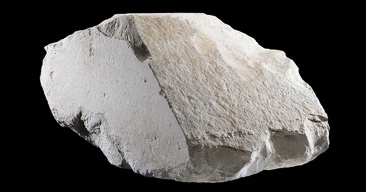 אבן גיר ששימשה לחיפוי הפרמידות ונפלה מהן