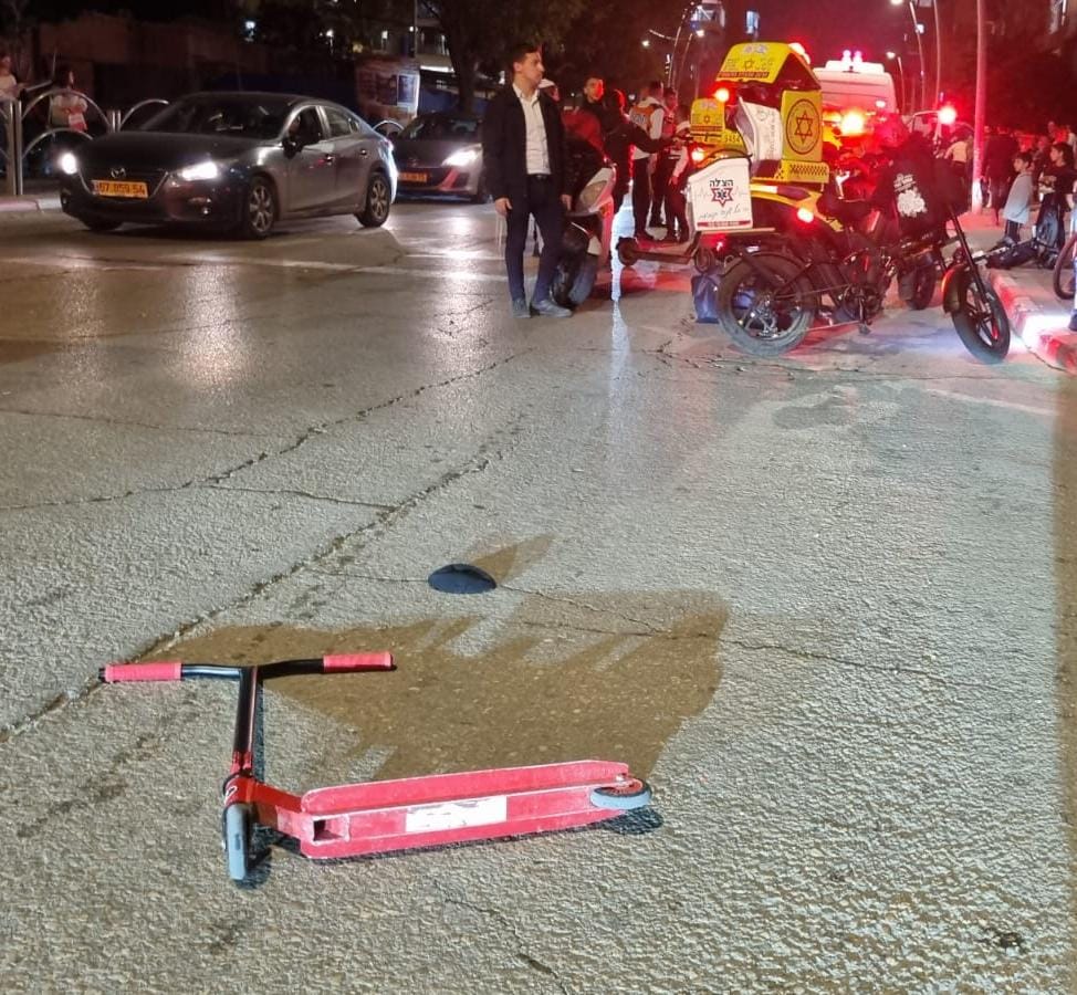 הקורקינט והכיפה זרוקים על הכביש בזירת התאונה