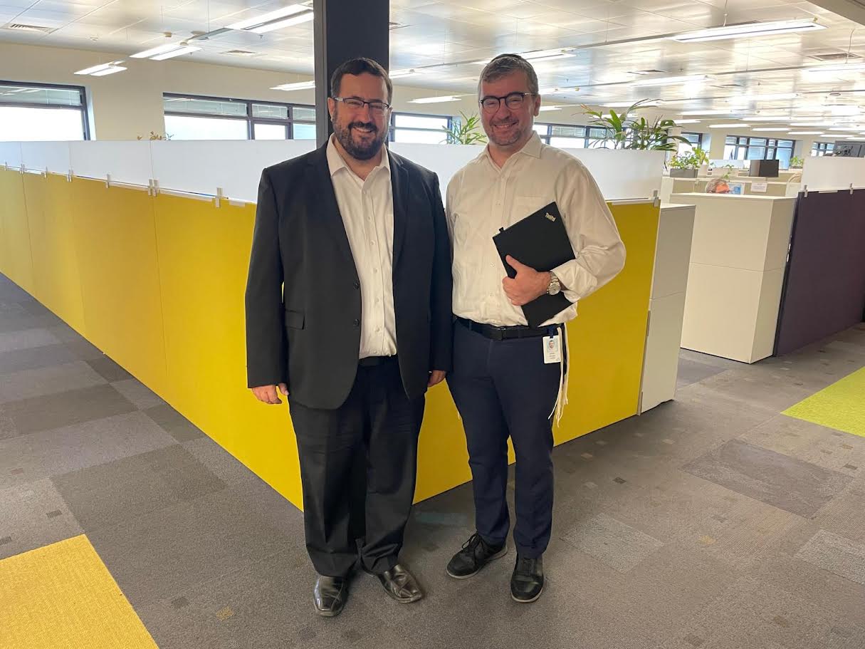  משה פרידמן מנכ״ל קמא-טק, יחד עם בוריס לבאנט ראש קבוצה של בינה מלאכותית בחברת אפלייד מטריאלס   