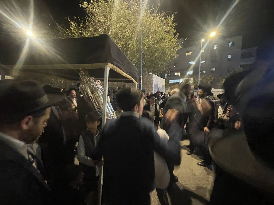 כך בית כנסת ספרדי קטן הצליח לאחד את כל הליטאים לריקוד משותף • צפו