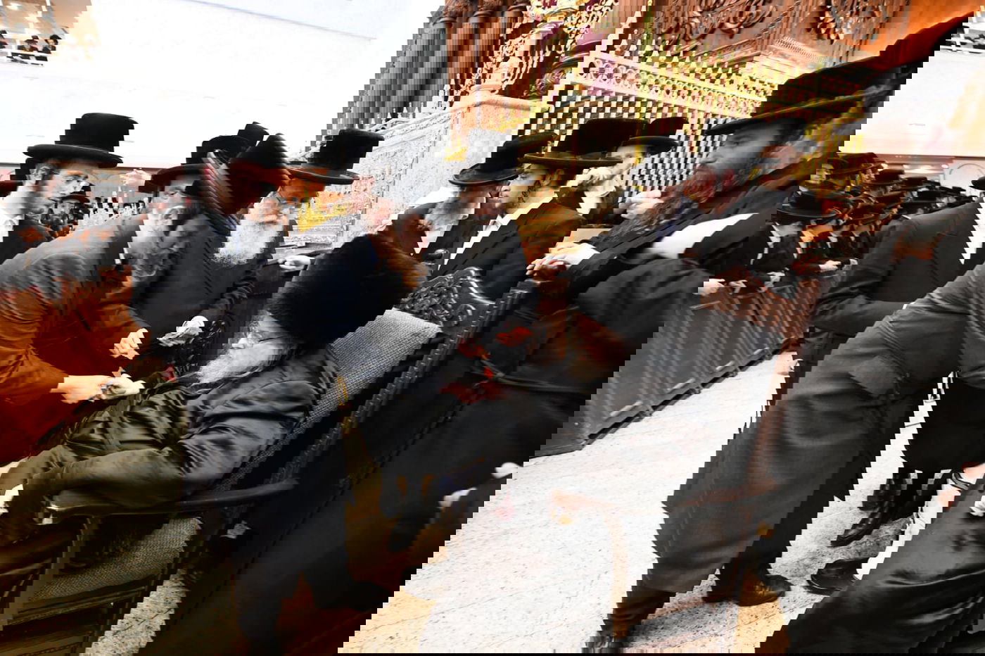 האדמו"ר מבעלזא בחלוקת מעות חנוכה