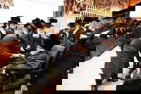 האדמו"ר מבעלזא בחלוקת מעות חנוכה