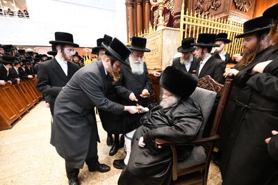 האדמו"ר מבעלזא בחלוקת מעות חנוכה