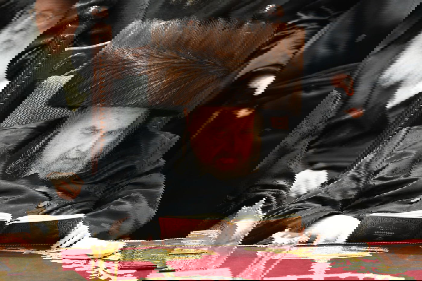 האדמו"ר מבעלזא בהדלקה בערב ומוצאי שב"ק