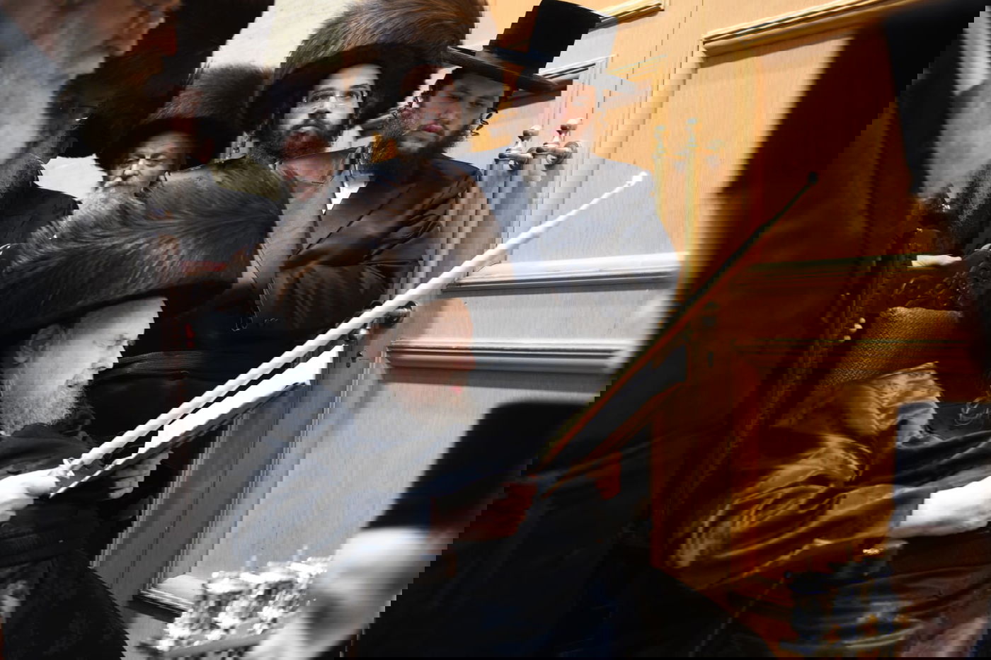 האדמו"ר מבעלזא בהדלקה בערב ומוצאי שב"ק