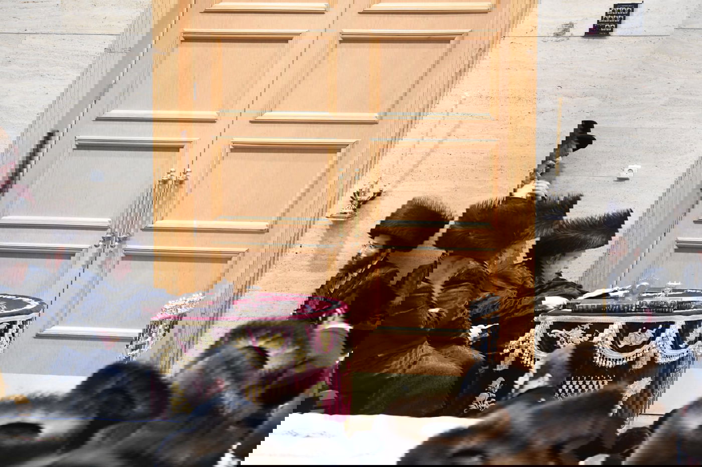 האדמו"ר מבעלזא בהדלקה בערב ומוצאי שב"ק