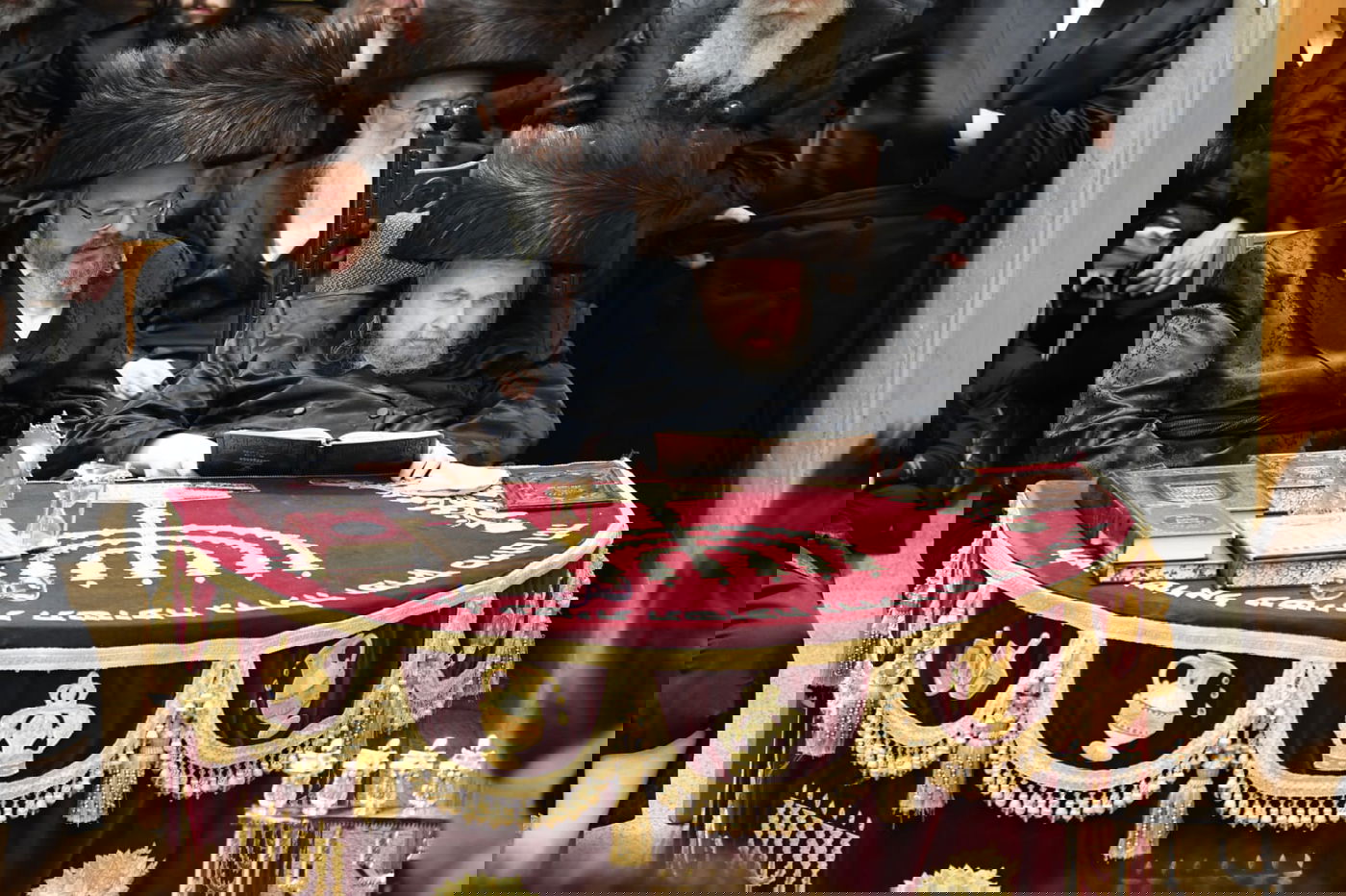 האדמו"ר מבעלזא בהדלקה בערב ומוצאי שב"ק