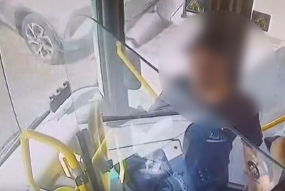 התווכח עם נהג אוטובוס ולפתע הלם בו בחוזקה עם בקבוק זכוכית | תיעוד