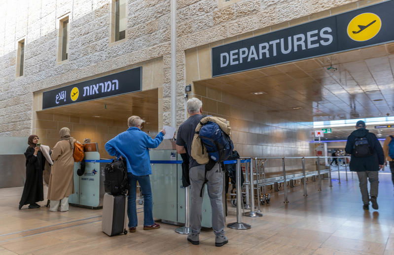 מקל ההליכה של הנוסע הסתיר קליעי אקדח: תפיסה ביטחונית חריגה בנתב״ג