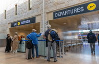 בתוך המקל: נוסע מבוגר נתפס בנתב"ג מנסה להבריח אקדח וכדורים לטיסה