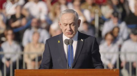 צעקות לנתניהו במסדר; הרמטכ"ל עקץ את ראש הממשלה שישב מולו