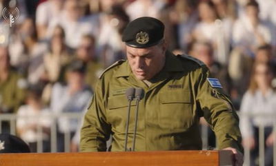 צעקות לנתניהו במסדר; הרמטכ"ל עקץ את ראש הממשלה שישב מולו