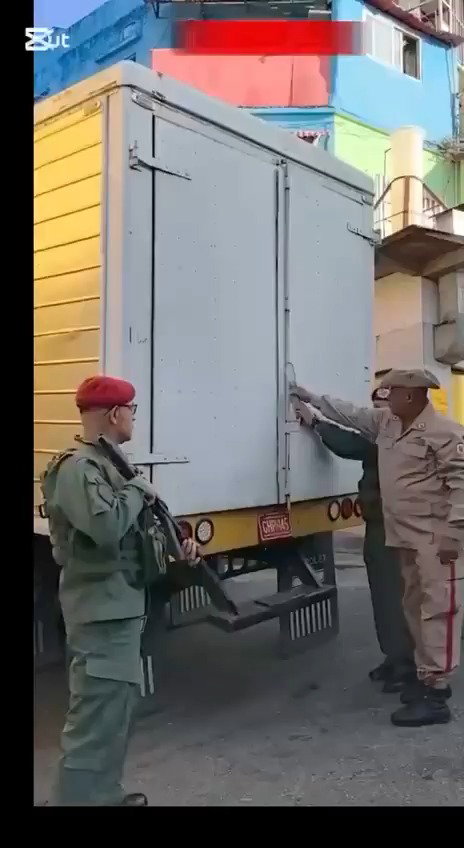 החיילים מחלקים נשק לאזרחים בונצואלה