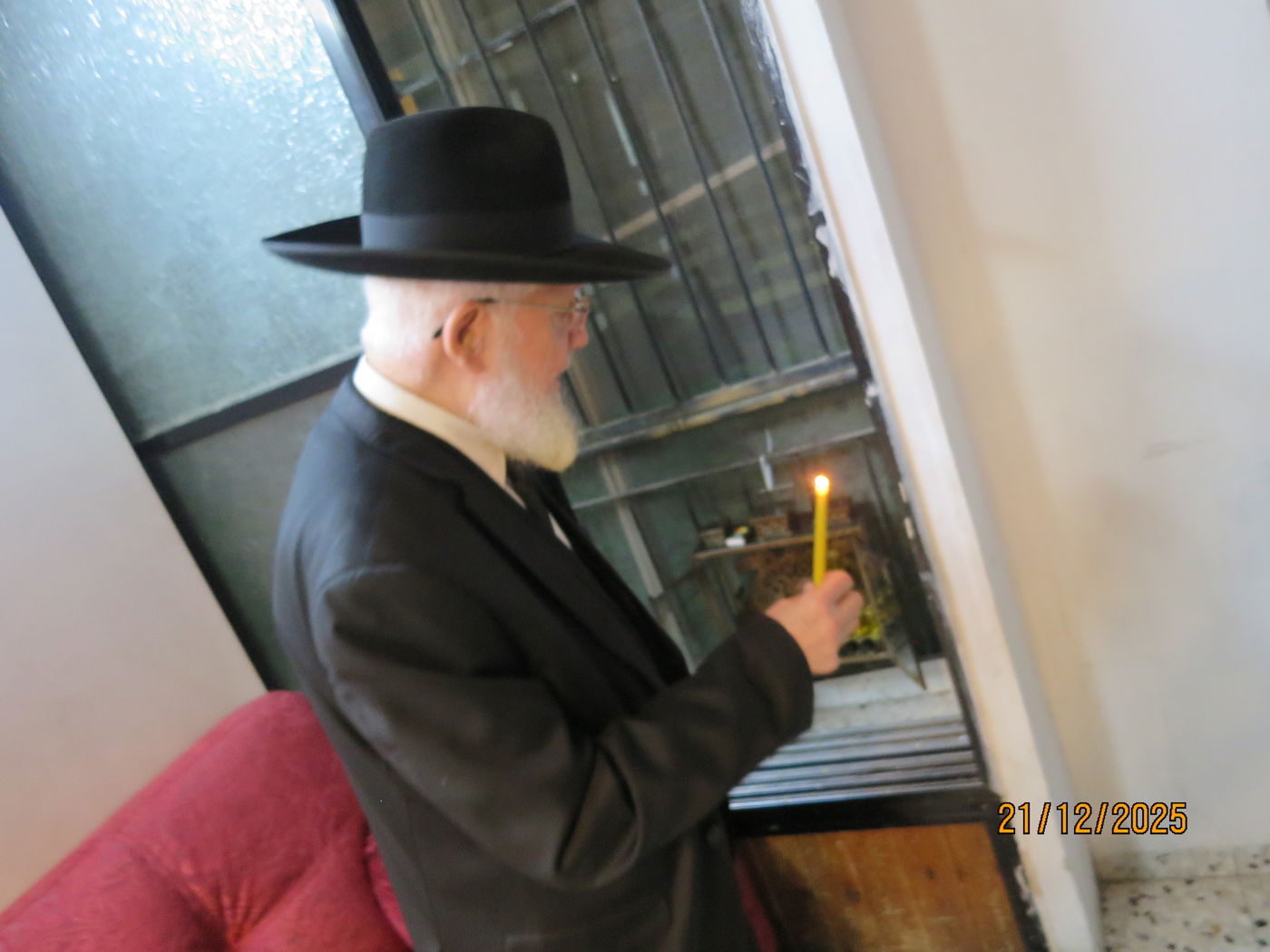 הגר"צ מאזוז בהדלקת נרות חנוכה 