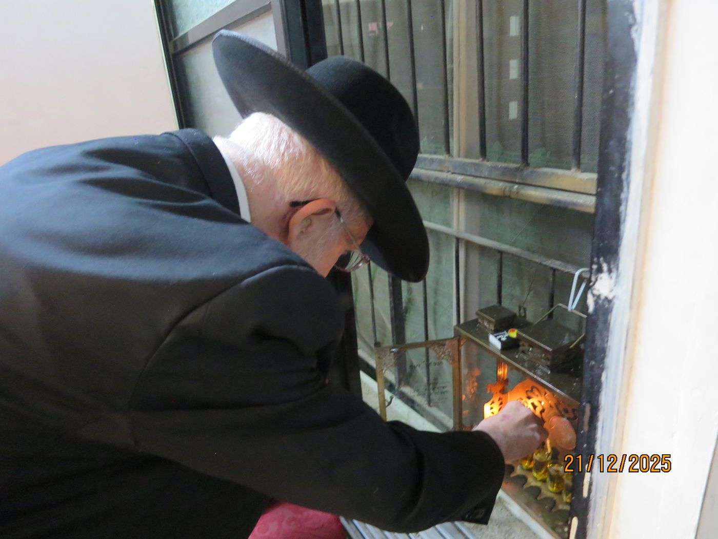 הגר"צ מאזוז בהדלקת נרות חנוכה 