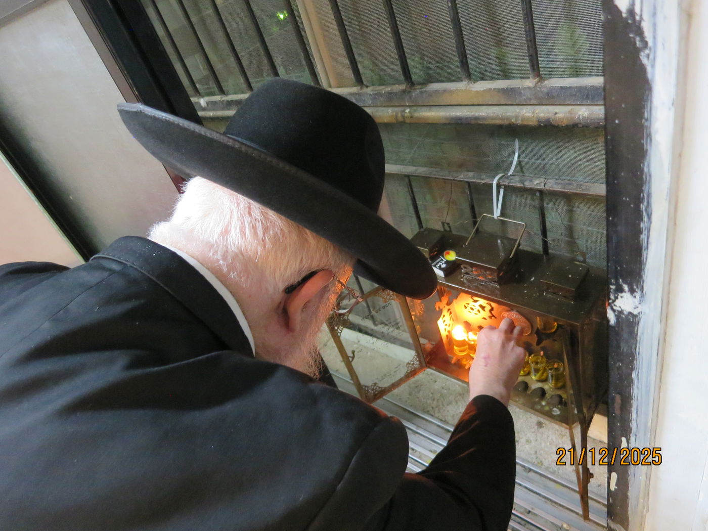 הגר"צ מאזוז בהדלקת נרות חנוכה 