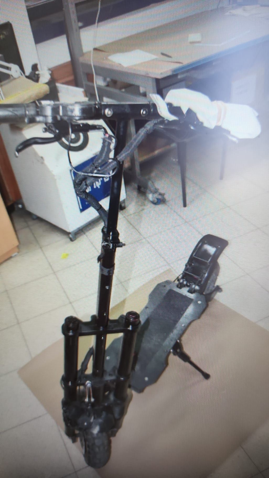 מערב פרוע: הבלשים הבחינו בדבר חשוד ועצרו את רוכב הקורקינט - זה מה שהתגלה