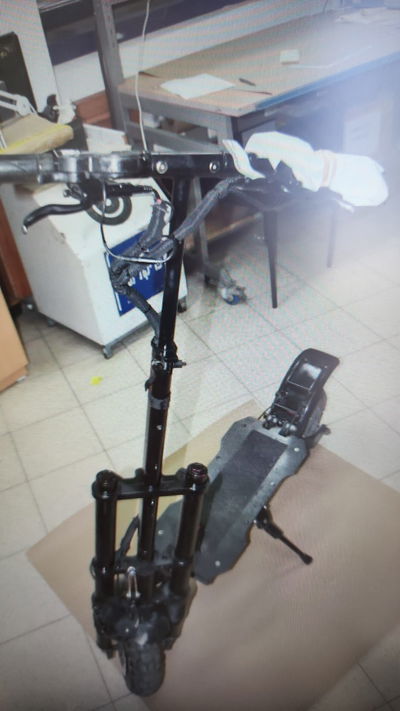 מערב פרוע: הבלשים הבחינו בדבר חשוד ועצרו את רוכב הקורקינט - זה מה שהתגלה