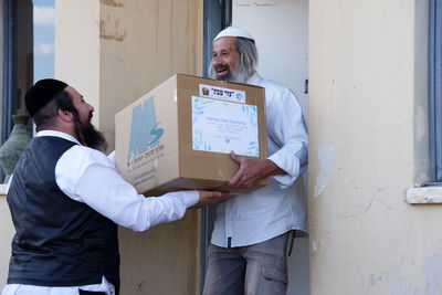 "יש מי שחושב עליהן ומביא להן מזון לשבת - זה מציל אותן. זו שליחות יומיומית"