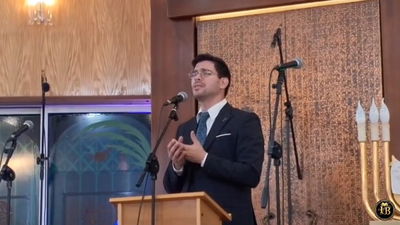 לייזר ברוק מבצע בלייב את היצירה: "אלו דברים"