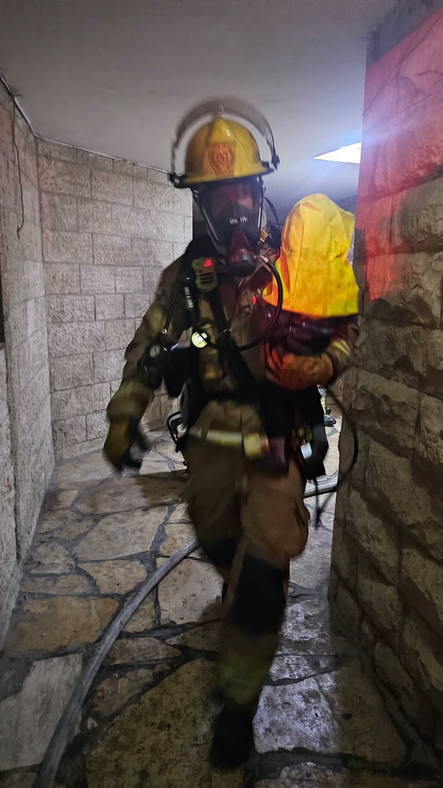 לוחם האש עם התינוקת בידו, מתוך הדירה הבוערת