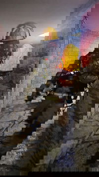 לוחם האש עם התינוקת בידו, מתוך הדירה הבוערת