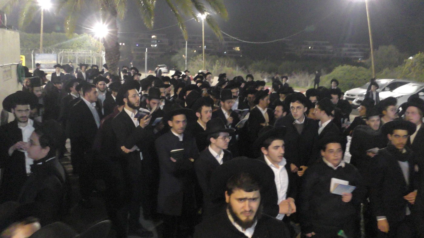 עצרת התפילה של 'כסא רחמים' מול שערי כלא 10