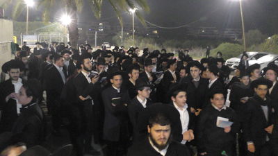 עצרת התפילה של 'כסא רחמים' מול שערי כלא 10