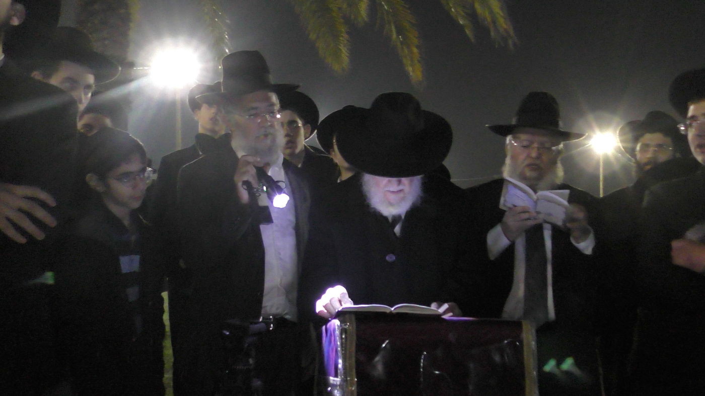 עצרת התפילה של 'כסא רחמים' מול שערי כלא 10