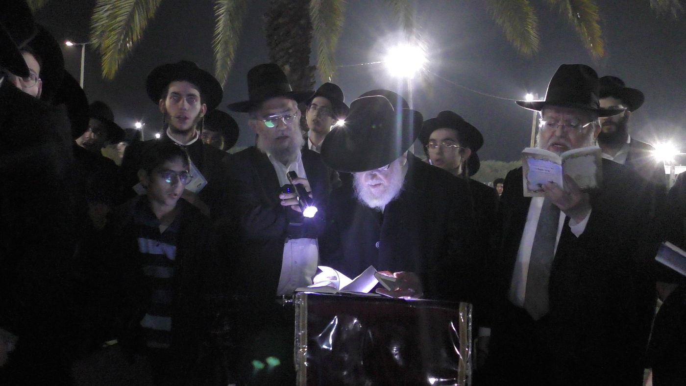 עצרת התפילה של 'כסא רחמים' מול שערי כלא 10