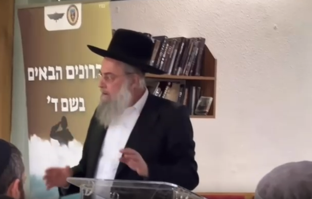 הרב לייבל נואם בפני הקצינים