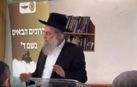 הרב לייבל נואם בפני הקצינים