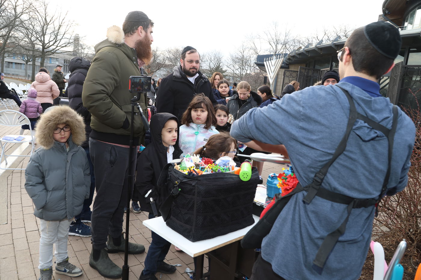 שר האוצר של ניו יורק בהדלקת נר חנוכה בברוקלין