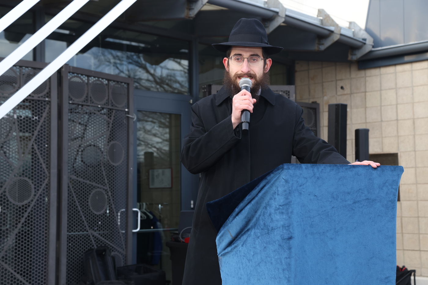 שר האוצר של ניו יורק בהדלקת נר חנוכה בברוקלין