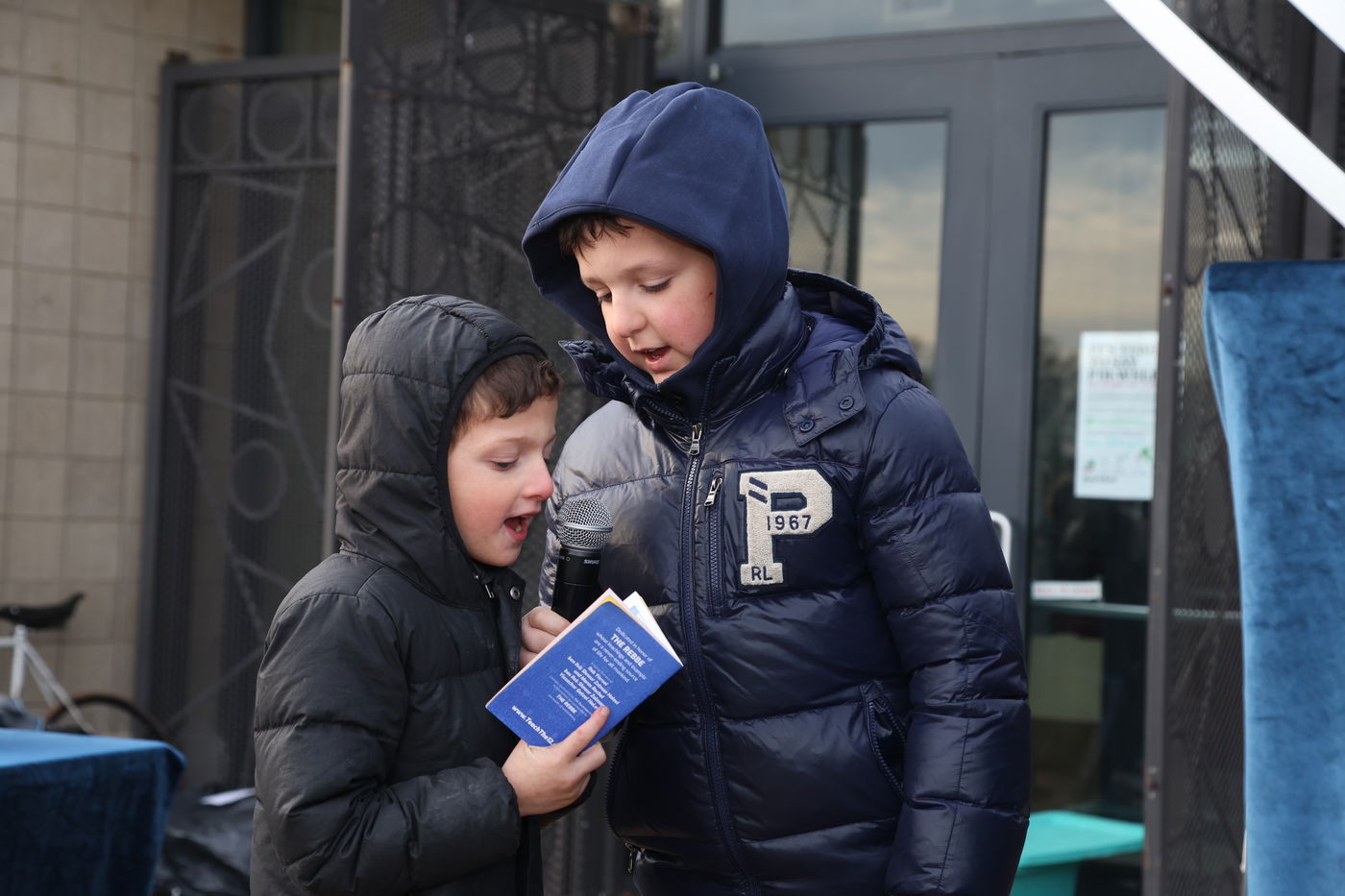 שר האוצר של ניו יורק בהדלקת נר חנוכה בברוקלין