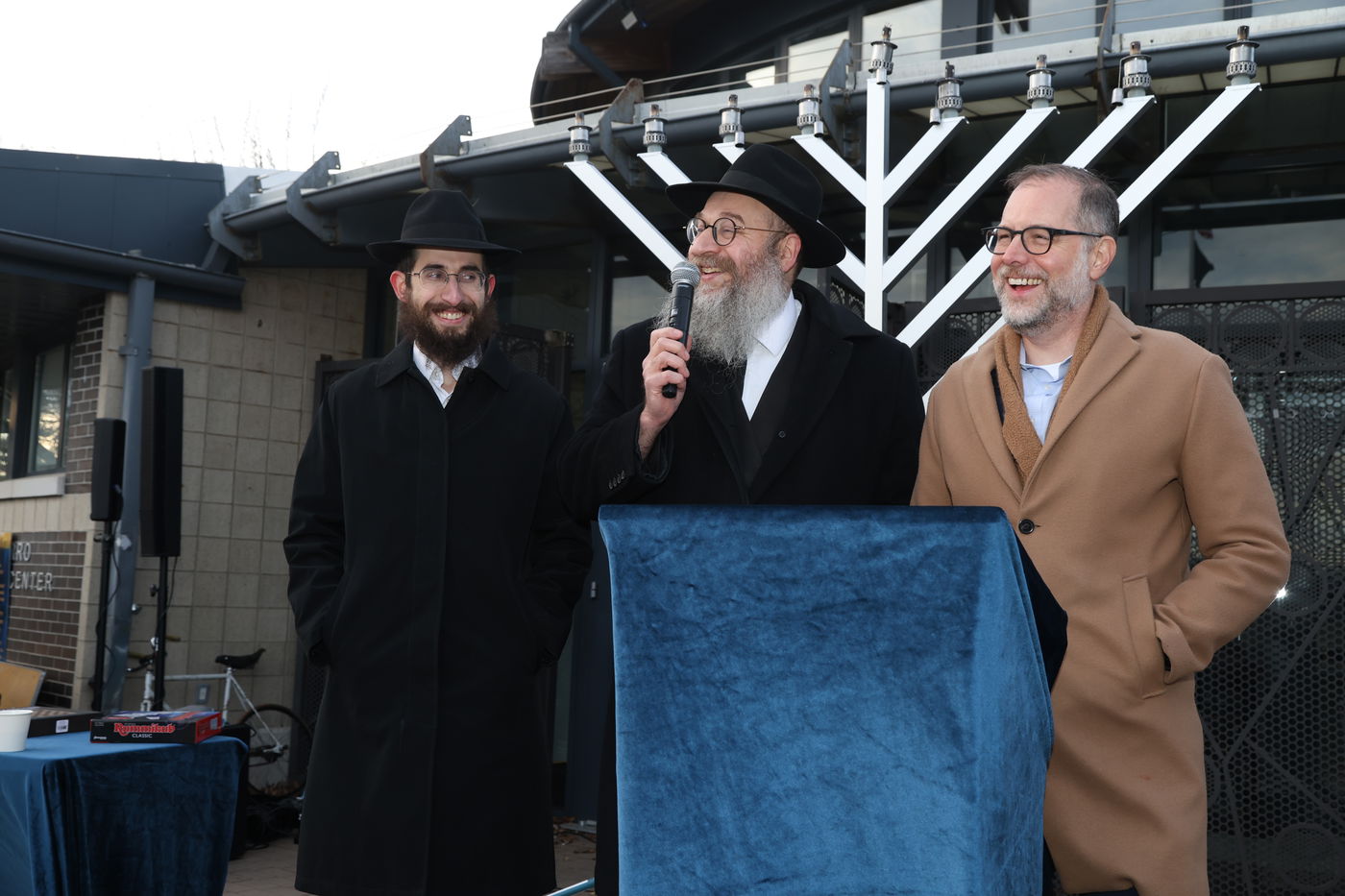 שר האוצר של ניו יורק בהדלקת נר חנוכה בברוקלין